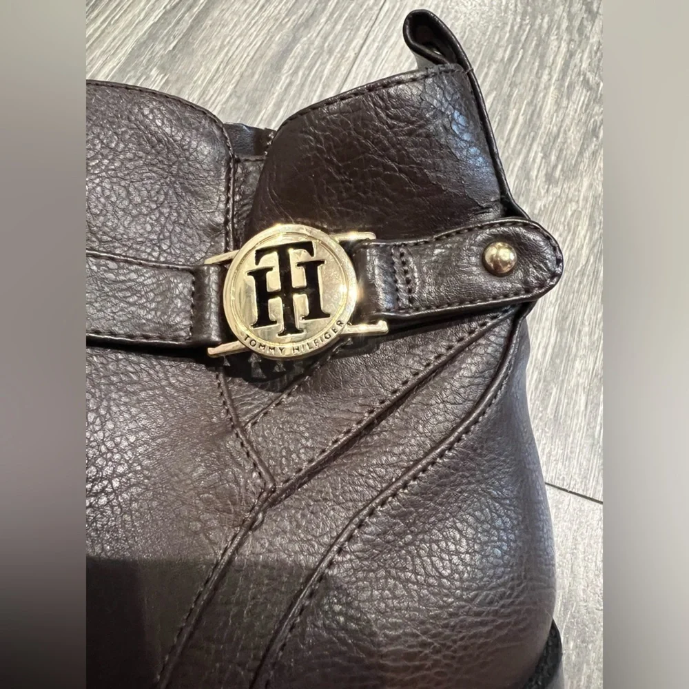 Tommy Hilfiger Rumor Brown Vegan Leather Ankle Boots w Gold Toned Logo. Size 8.5